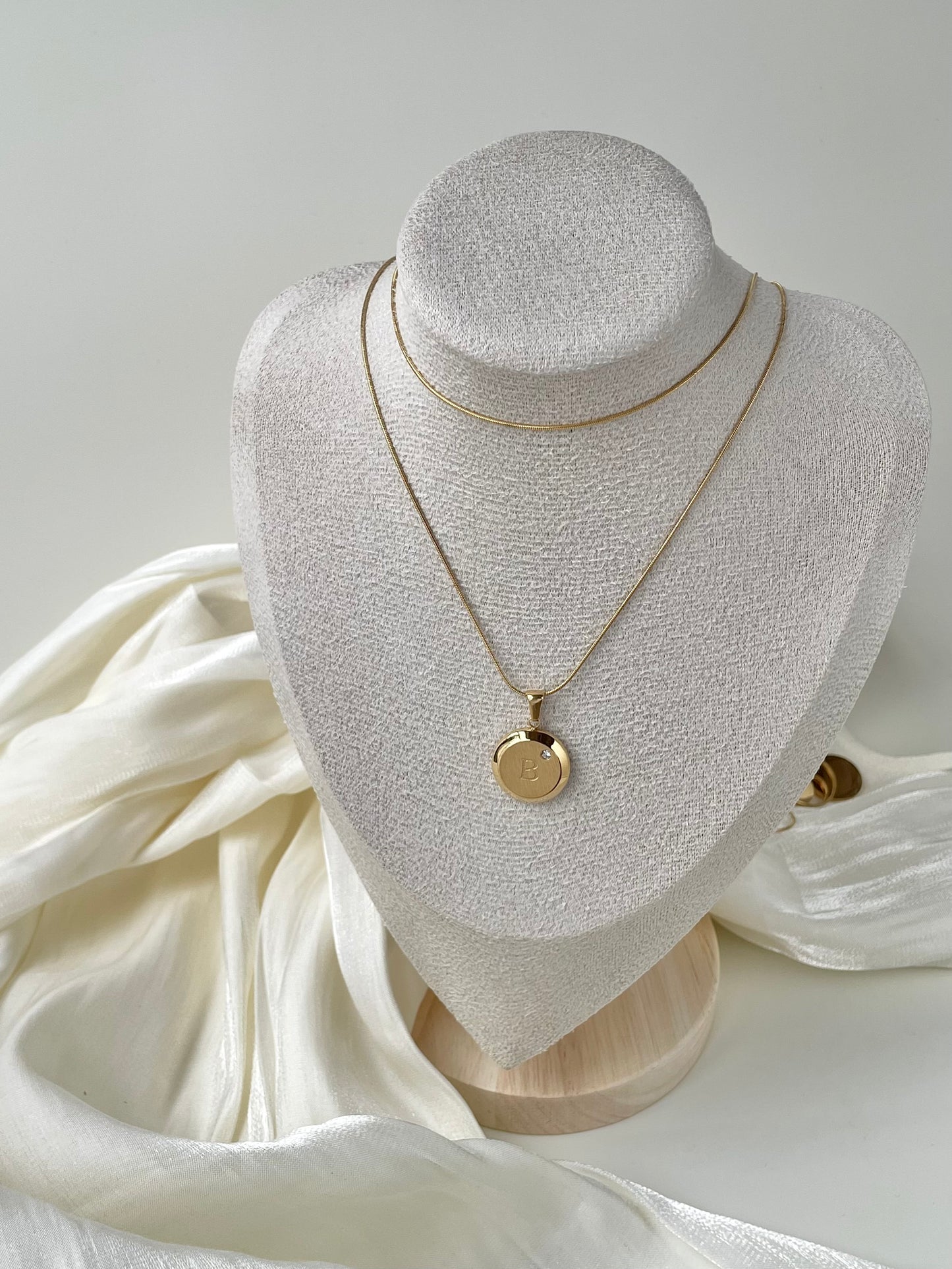 Shinny Round Plate Initial Necklaces Set