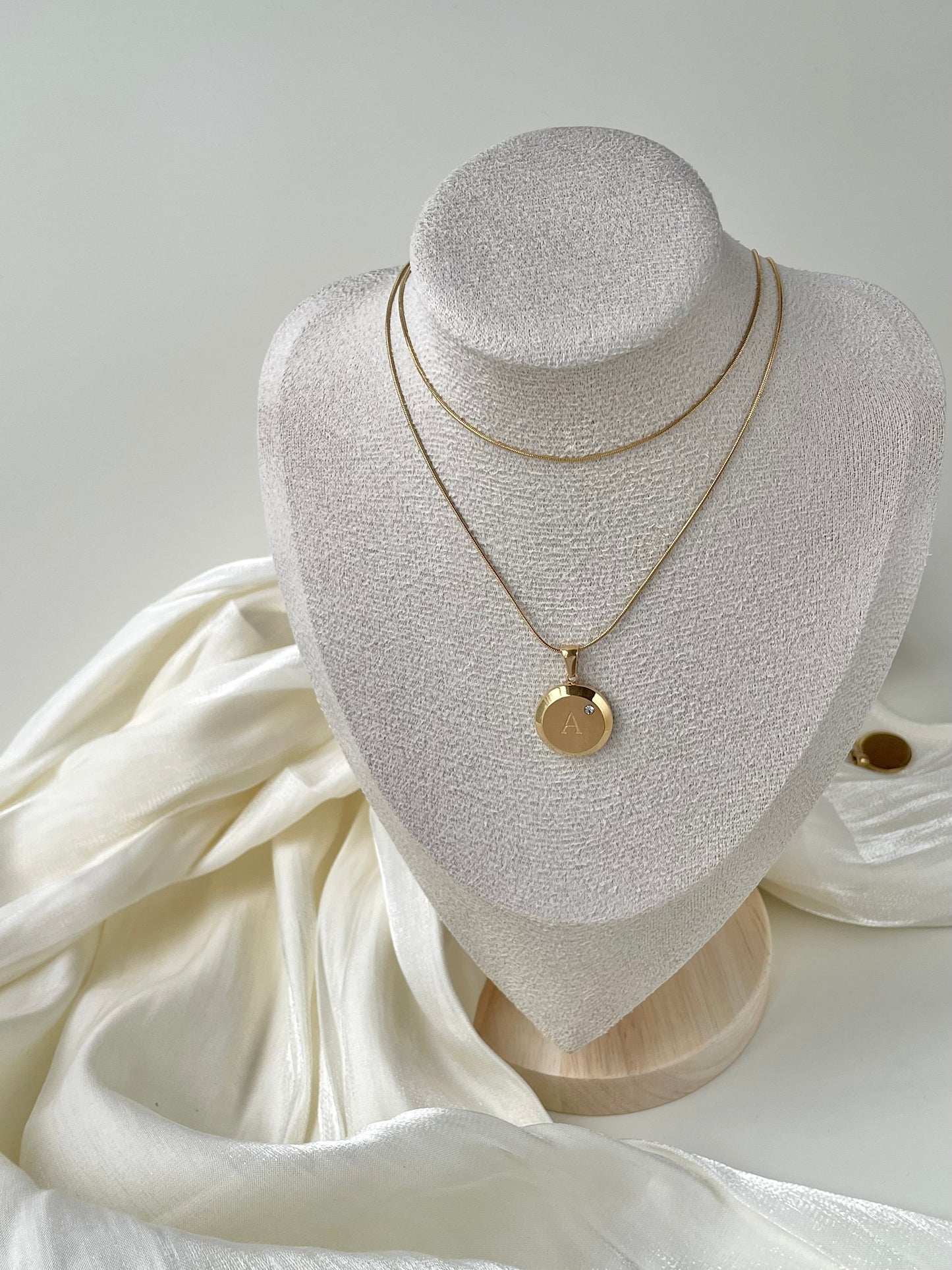 Shinny Round Plate Initial Necklaces Set