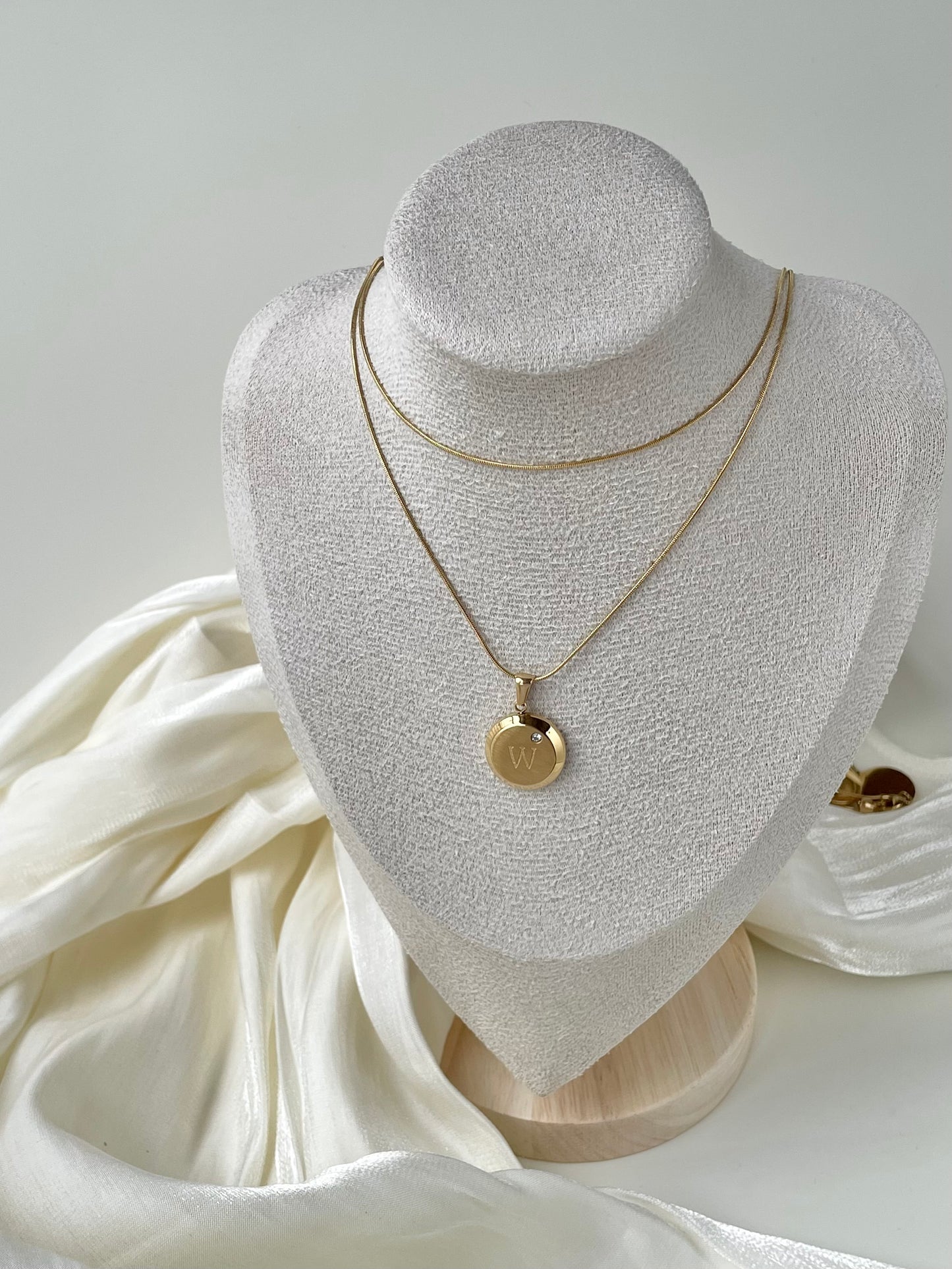 Shinny Round Plate Initial Necklaces Set